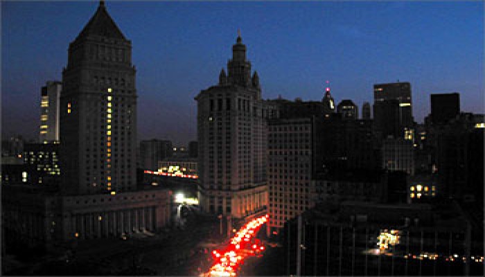 ملايين الأمريكيين مذعورون في الشوارع بسبب انقطاع الكهرباء