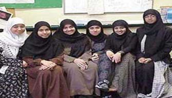 فرنسا تدرس إصدار قانون لحظر الحجاب!