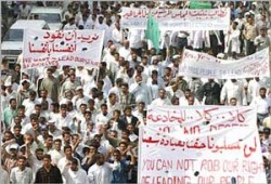 كمينٌ لقافلة أمريكية بالعراق ومظاهرات بالبصرة