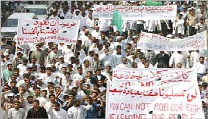 كمينٌ لقافلة أمريكية بالعراق ومظاهرات بالبصرة