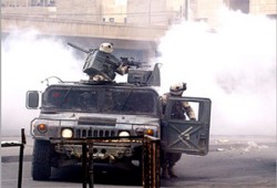 "لوفيجارو": العراقيون السُّنَّة يحملون لواء المقاومة أمام الأمريكيين