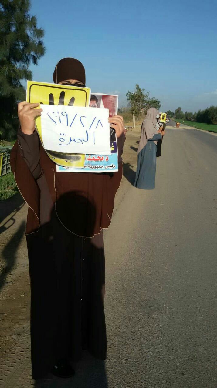 سلسلة بشرية لثوار البحيرة تندد بإعدام الأبرياء