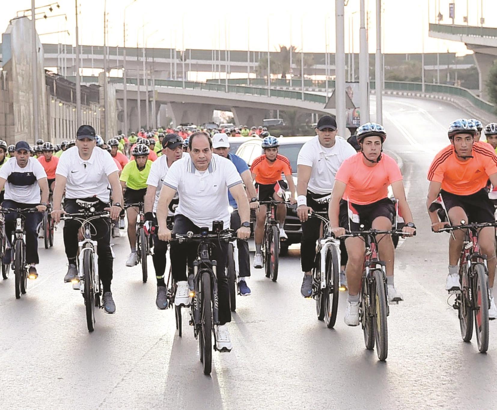 بعد مبادرة "دراجة لكل طالب".. مغردون: "سبوبة جديدة والسيسي دماغه في الطراوة"