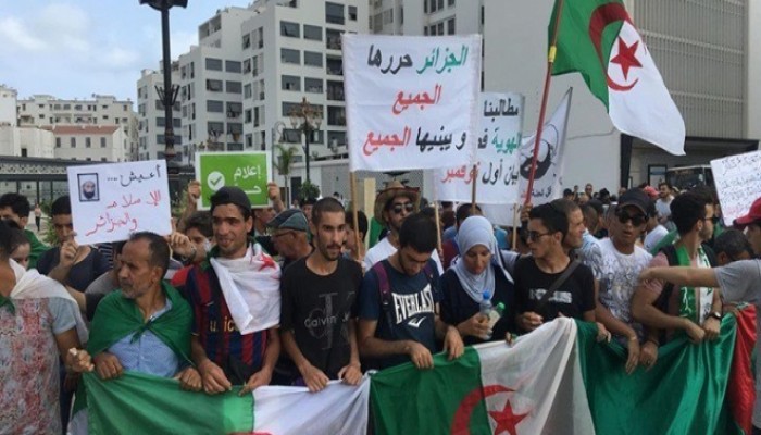 في الجمعة الـ28.. الجزائريون يواصلون ثورتهم بشعارات: "مدنية لا عسكرية"