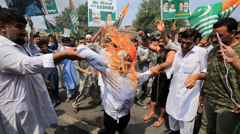 مظاهرات حاشدة بباكستان تضامنا مع "كشمير".. و"خان" يتوعد الهند