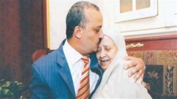 زوجة البلتاجي تنعى والدته وتطالب بحقه في وداعها