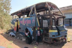 مأساة أم سورية تؤوي أولادها في حافلة مهجورة بإدلب