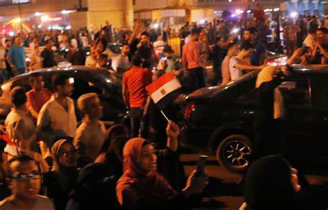 إندبندنت: المصريون كسروا جدار الخوف ورحيل السيسي هو الحل