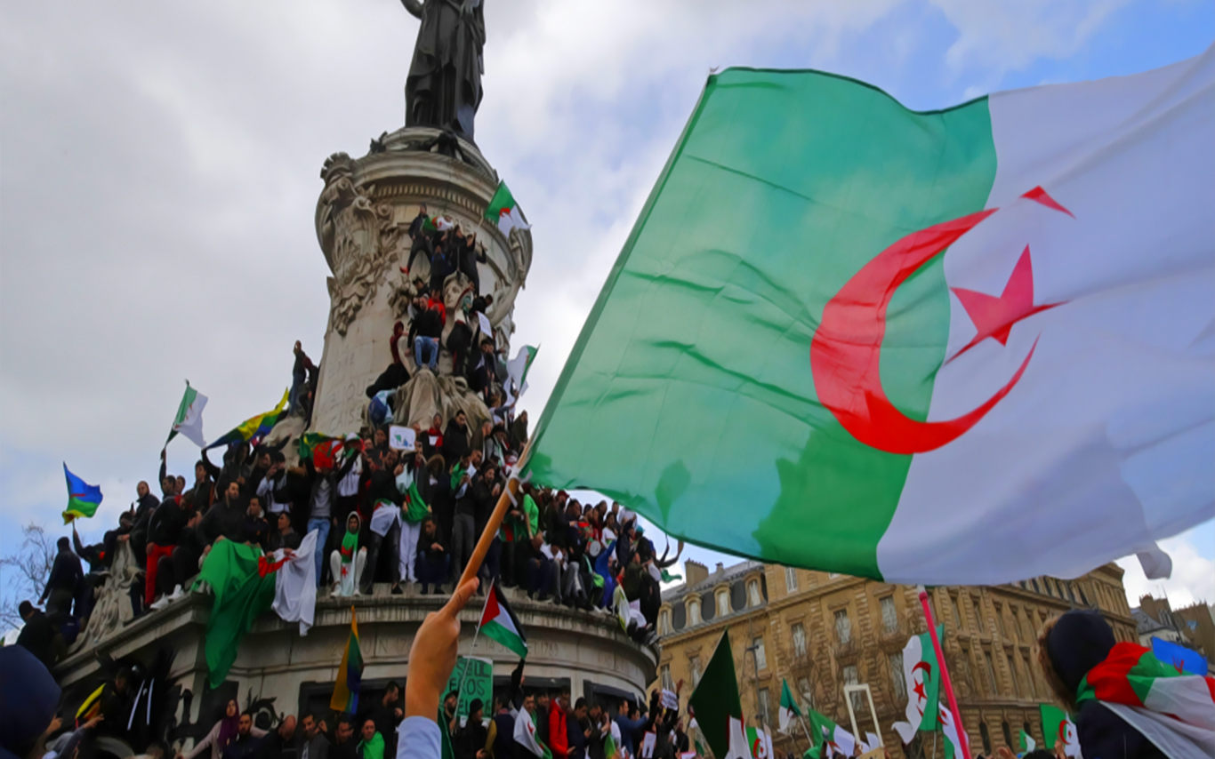 رسميًّا.. قانون يمنع العسكريين في الجزائر من ممارسة السياسة