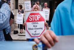 الصين تزعم احترام حقوق الإنسان بينما تقمع مليون مسلم!