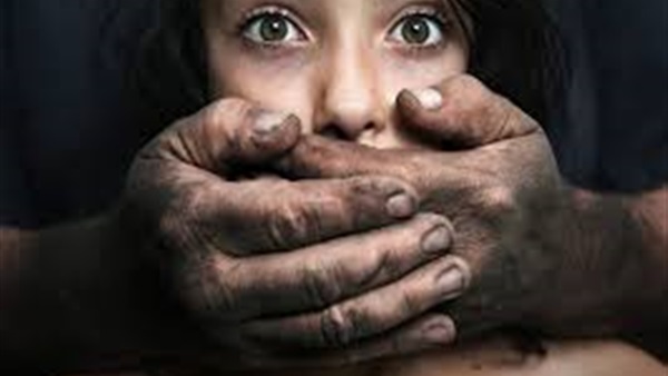 الابتزاز الجنسي للأطفال القُصّر.. بين وحشية الأنظمة وسحر الإنترنت