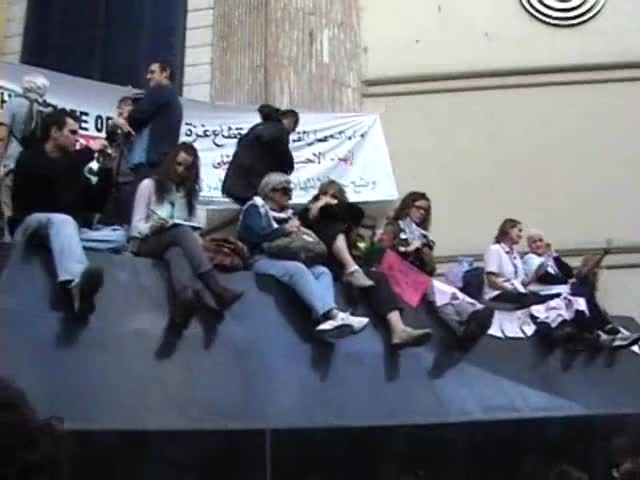 وقفة لنشطاء أجانب أمام نقابة الصحفيين لدعم غزة