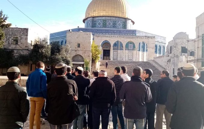 عشرات الصهاينة يقتحمون الأقصى صباح اليوم والاحتلال يعتقل 4 سيدات