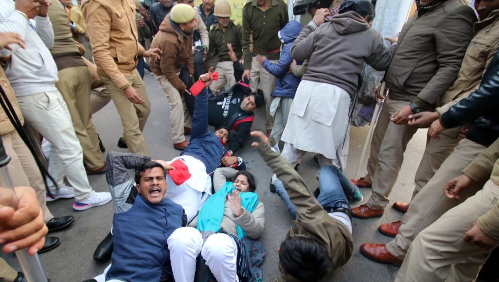 الهند تصعّد ضد المسلمين.. طوارئ بنيودلهي وقطع الإنترنت وارتفاع عدد القتلى والمعتقلين