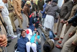 الهند تصعّد ضد المسلمين.. طوارئ بنيودلهي وقطع الإنترنت وارتفاع عدد القتلى والمعتقلين