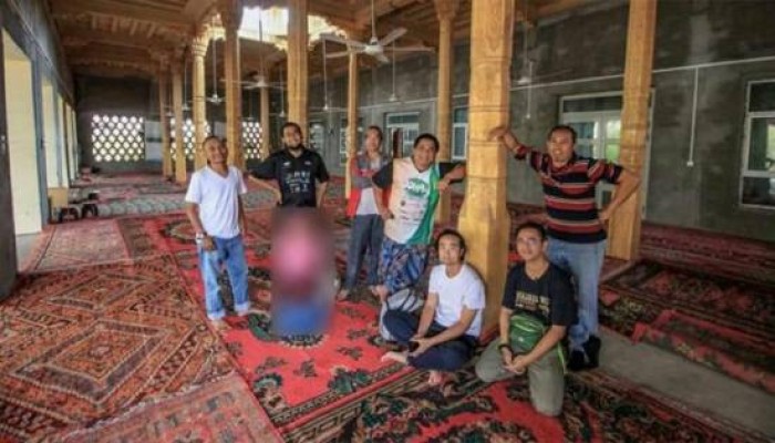 الصين تعتقل سائحين ماليزيين لأدائهم الصلاة في مسجد للإيجور