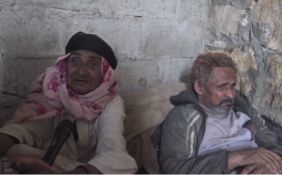 فيديو.. عجوز يمنية نازحة تبكي بحرقة: "ما معانا إلا الله"