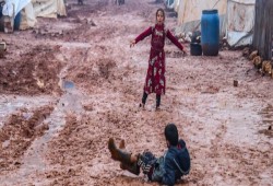 نازحو إدلب: حياة المخيمات أصعب من العيش تحت قصف بشار