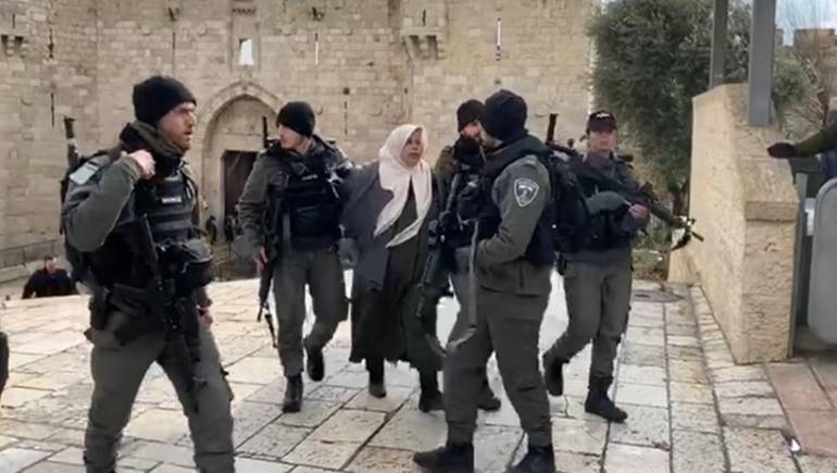 الاحتلال يعتقل مسنّة فلسطينية في الأقصى بزعم محاولة تنفيذ عملية طعن