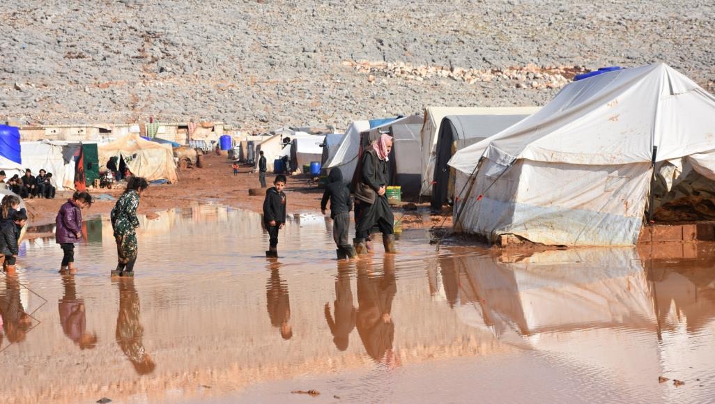 إندبندنت: معاناة نازحي إدلب لا مثيل لها