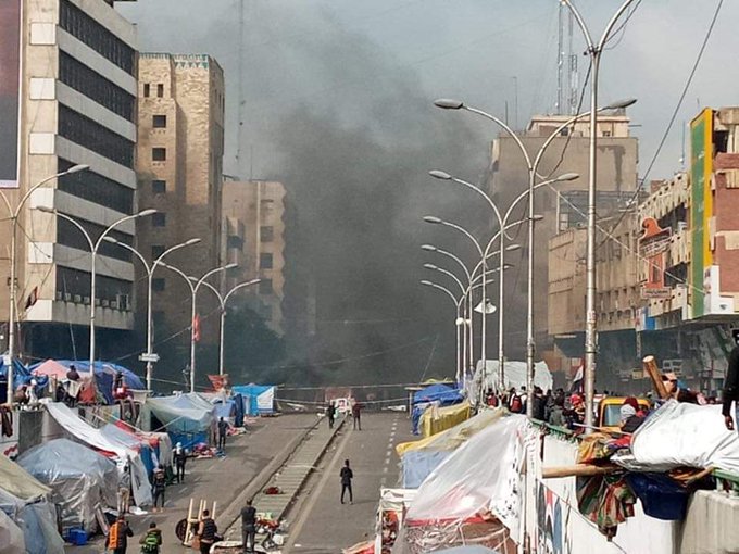 القوات العراقية تشتبك مع المتظاهرين وتحرق خيامهم بعد انسحاب أنصار الصدر