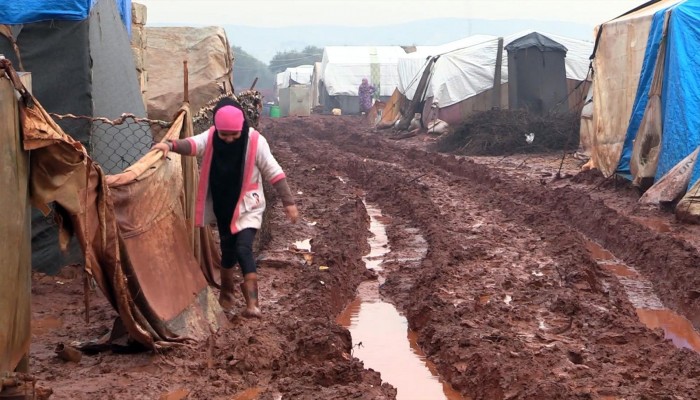 بسبب البرد.. نازحون سوريون يخاطرون بحياتهم بالعودة لمنازلهم لاستجلاب حاجياتهم