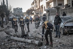 أسوأ موجة نزوح.. 35 شهيدًا بإدلب جراء القصف الروسي وقوات بشار