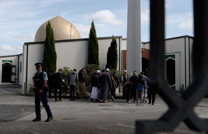 تهديد جديد لمسلمي نيوزيلندا.. صورة لمُقنّع يجلس خارج المسجد يلوّح بسلاح