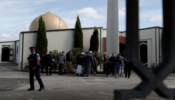 تهديد جديد لمسلمي نيوزيلندا.. صورة لمُقنّع يجلس خارج المسجد يلوّح بسلاح