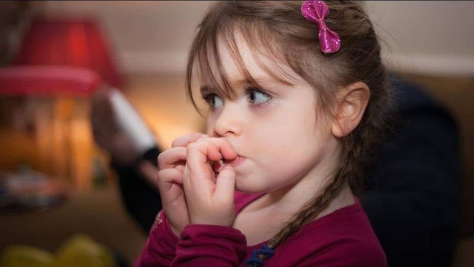 تزيد من فرص الإصابة بالأمراض الفيروسية.. طرق للتخلص من عادة قضم الأظافر