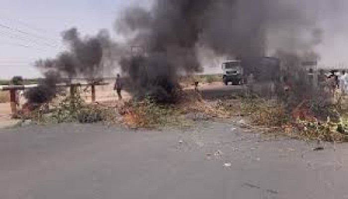 نددوا بالفقر وضيق المعيشة.. الأمن السوداني يفرق تظاهرات في عطبرة بالقوة