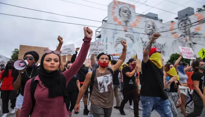 أجبروها على خلع حجابها.. مسلمة أمريكية تطالب بالتحقيق مع أفراد من شرطة فلوريدا