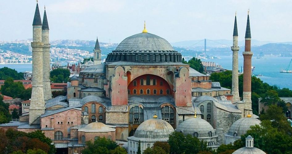 آيا صوفيا يفتح أبوابه للصلاة بعد 86 سنة أمضاها كمتحف