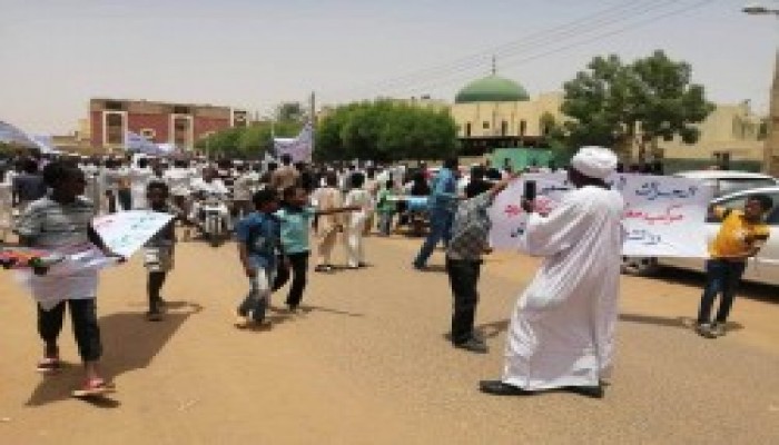 مظاهرات غاضبة للجمعة الثانية في السودان انتصارا للشريعة تتحدى الإغلاق الأمني