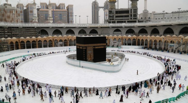 في ظل جائحة كورونا.. ضيوف الرحمن يبدؤون طواف القدوم