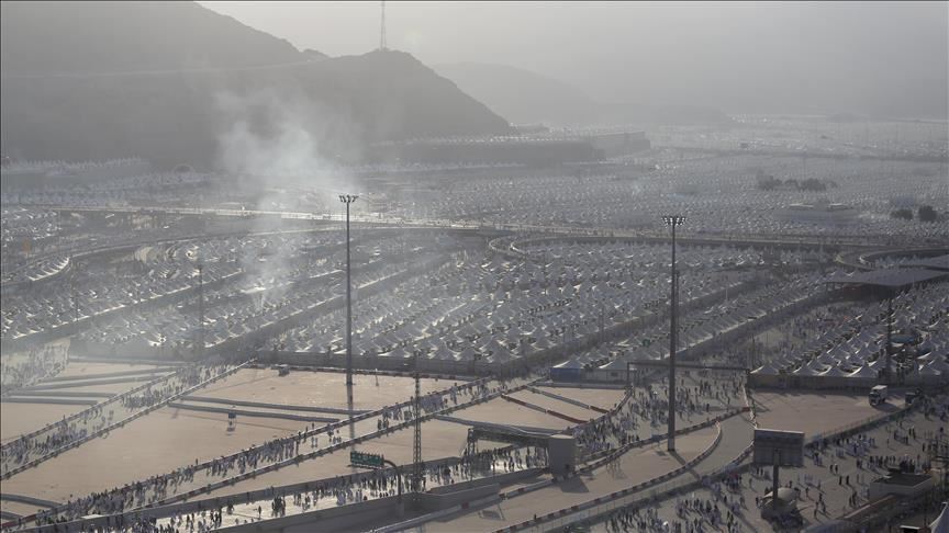 حجاج بيت الله الحرام يرمون "الجمرة الكبرى".. ويذبحون الأضاحي