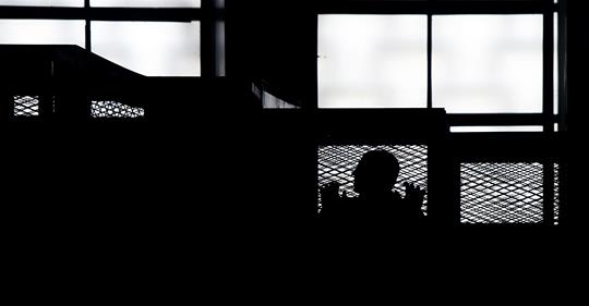 وفاة طالب بالتعذيب.. وحبس 17 معتقلا 23 عاما