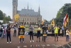 مصريون يحيون ذكرى رابعة أمام محكمة العدل بـ"لاهاي"