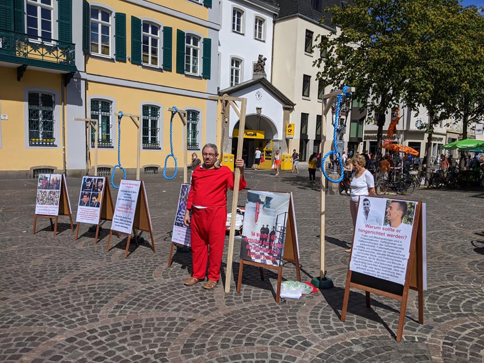 صور| مصري ينظم وقفات احتجاجية بمدن أوروبية ضد إعدامات السيسى