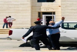 اعتقل لرفضه التطبيع مع الصهاينة.. "رايتس ووتش" تدعو للإفراج عن رسام كاريكاتير أردني