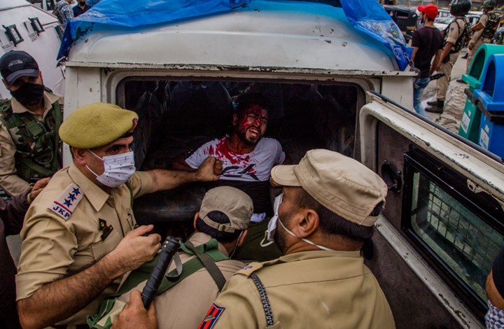 "رايتس ووتش": القوات الهندية تقتل وتعيق العشرات في قمع تظاهرات شعبية بكشمير