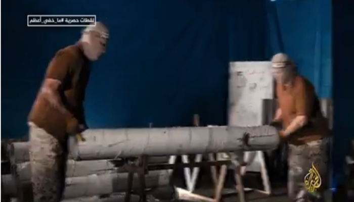 كتائب "القسام"  تعثر  على مئات القذائف في سفينتين غارقتين