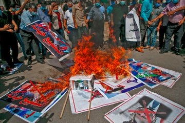 بالتزامن مع لقاء التطبيع.. فلسطين المحتلة تحرق صور "بن زايد" و"بن خليفة"