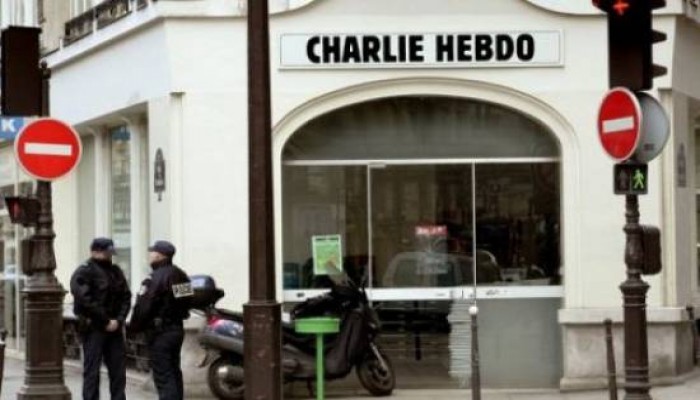 تشجيعا لإساءتها للإسلام.. 100 منصة إعلامية تتضامن مع شارلي إيبدو!