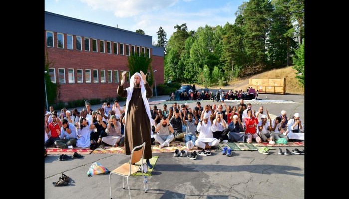 محكمة ستوكهولم تغرم سويديًا أساء لمسلمين أثناء صلاتهم العيد