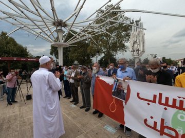 أداء صلاة الغائب على شهداء الإعدامات في مسجد الفاتح بإسطنبول