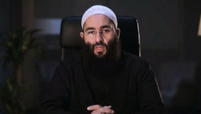 غضب على "التواصل" بعد اعتقال رئيس جمعية إسلامية بفرنسا بشكل مهين