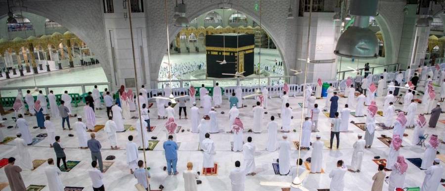 صلاة الجماعة في المسجد الحرام بعد توقف 7 أشهر بسبب كورونا