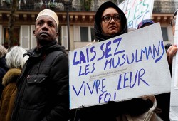 "ميديابارت": الحجاب يكشف التعامل الفرنسي الفاشل في معالجة الظواهر الإسلامية