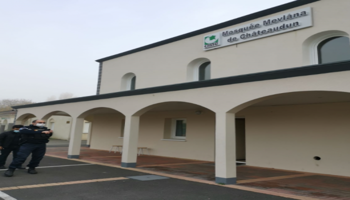 إضرام النار بجامع في فرنسا وكتابات مسيئة على جدار آخر